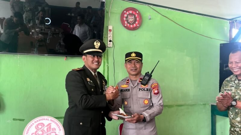 Bikin Haru! Polisi Beri Kejutan HUT TNI ke-81, Suasana Koramil Sintang Mendadak Penuh Keakraban