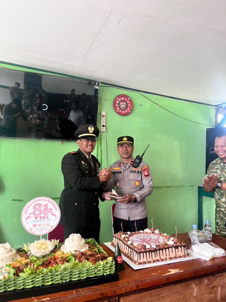 Bikin Haru! Polisi Beri Kejutan HUT TNI ke-81, Suasana Koramil Sintang Mendadak Penuh Keakraban