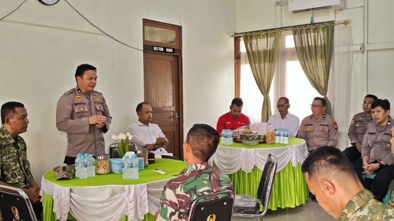 Kejutan di HUT TNI ke-81, Polsek Ngabang Serahkan Nasi Tumpeng ke Koramil