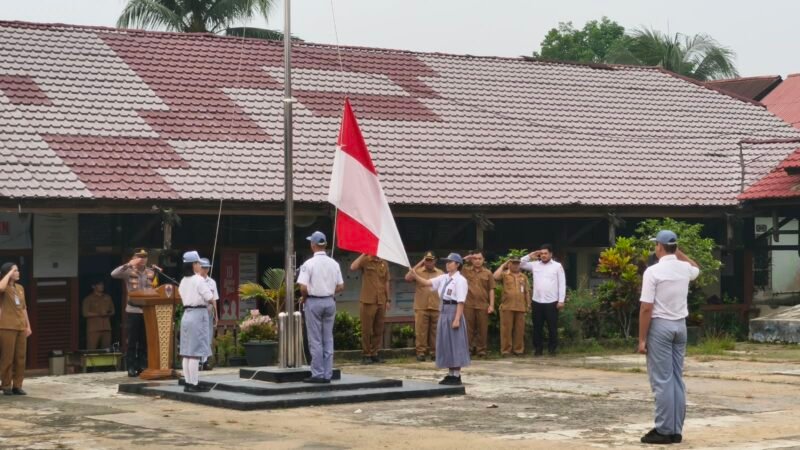 Kapolsek Menjalin Pimpin Upacara Bendera di SMAN 1, Sampaikan Pesan Kamtibmas kepada Pelajar