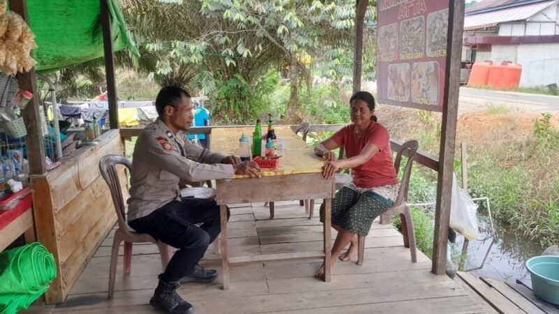 Duduk Bersama Warga Saat Patroli, Polisi Sebangki Titip Pesan: Waspada Kejahatan!