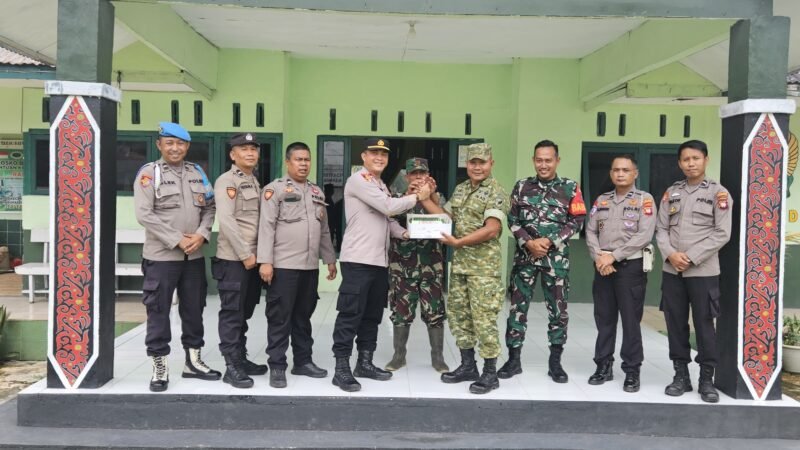 “Bikin Haru dan Penuh Keakraban, Polsek Mandor Beri Kejutan HUT ke-81 untuk Prajurit Koramil 1210”