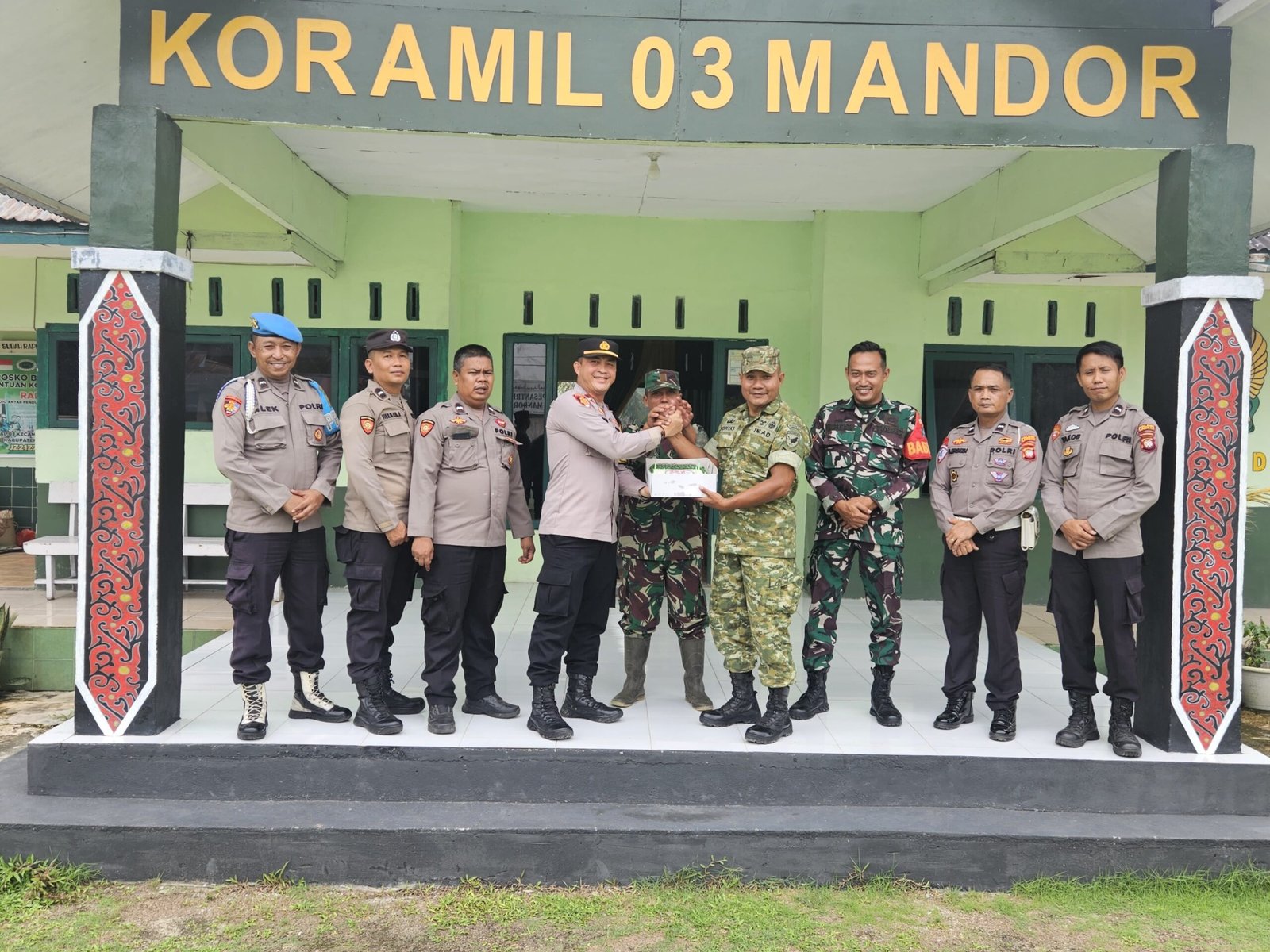 “Bikin Haru dan Penuh Keakraban, Polsek Mandor Beri Kejutan HUT ke-81 untuk Prajurit Koramil 1210”