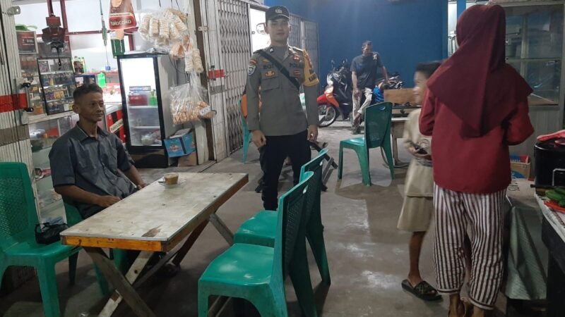 Patroli Malam Polsek Mandor: Sapa Warga, Bangun Komunikasi, Cegah Kejahatan