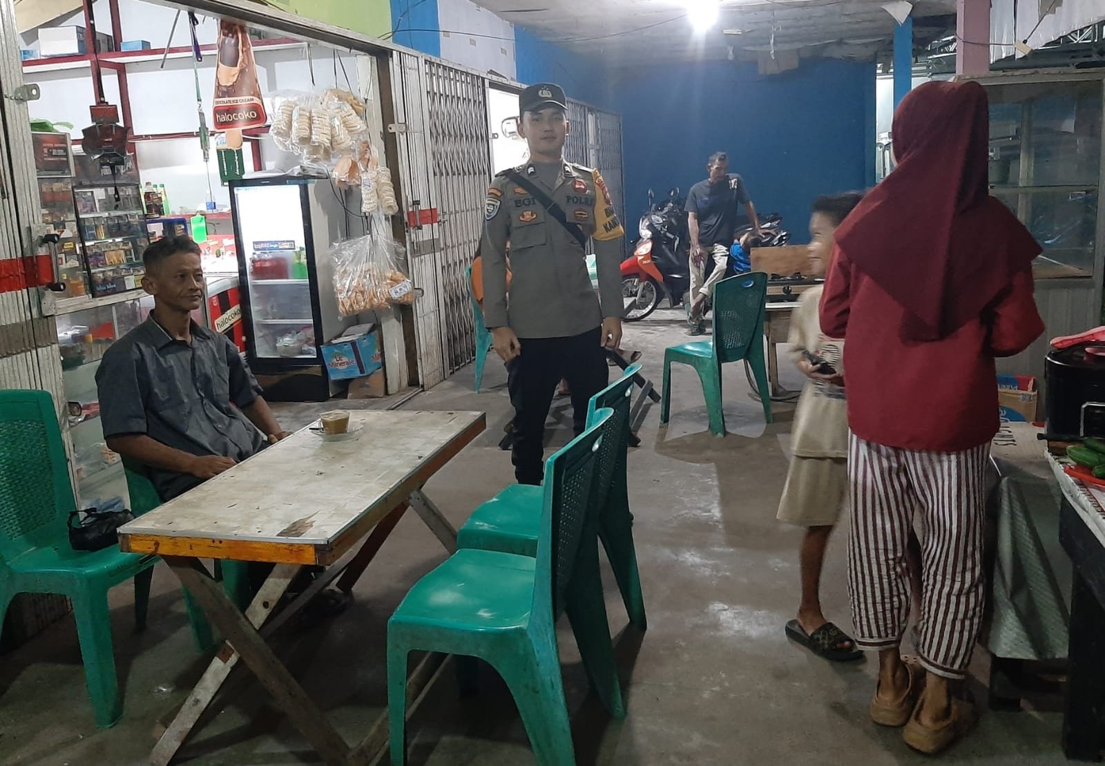 Patroli Malam Polsek Mandor: Sapa Warga, Bangun Komunikasi, Cegah Kejahatan