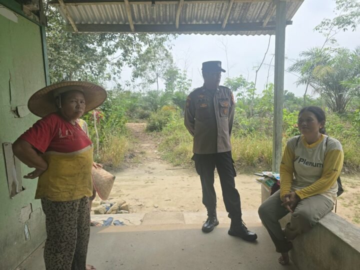 “Patroli Siang Polsek Mandor Tak Sekadar Jaga Kamtibmas, Warga Diajak Dukung Ketahanan Pangan Jagung”
