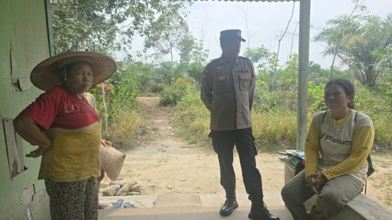 “Patroli Siang Polsek Mandor Tak Sekadar Jaga Kamtibmas, Warga Diajak Dukung Ketahanan Pangan Jagung”