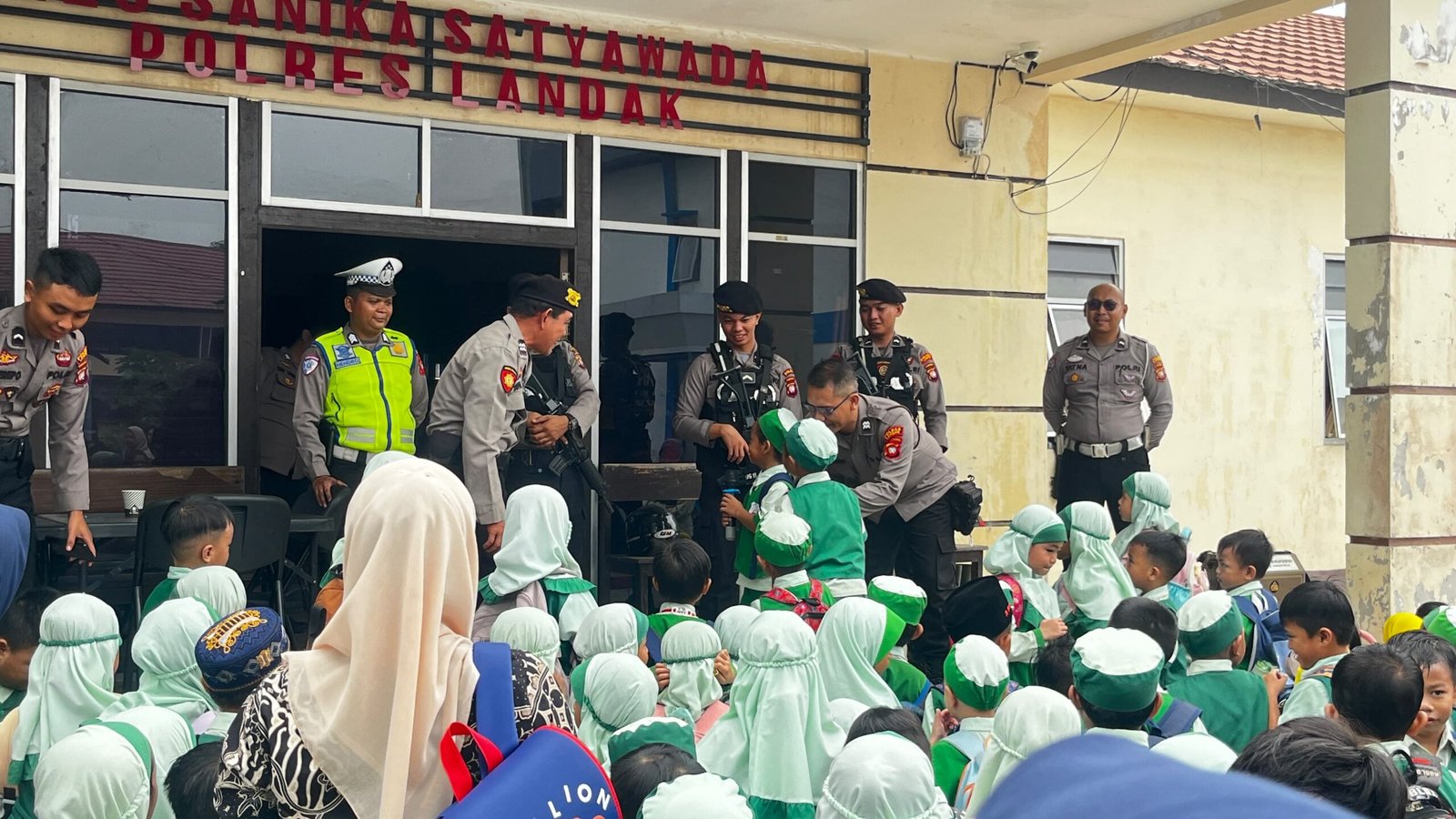 Polisi Sahabat Anak, 149 Siswa RA/TK/KB Nurul Islam Kunjungi Polres Landak
