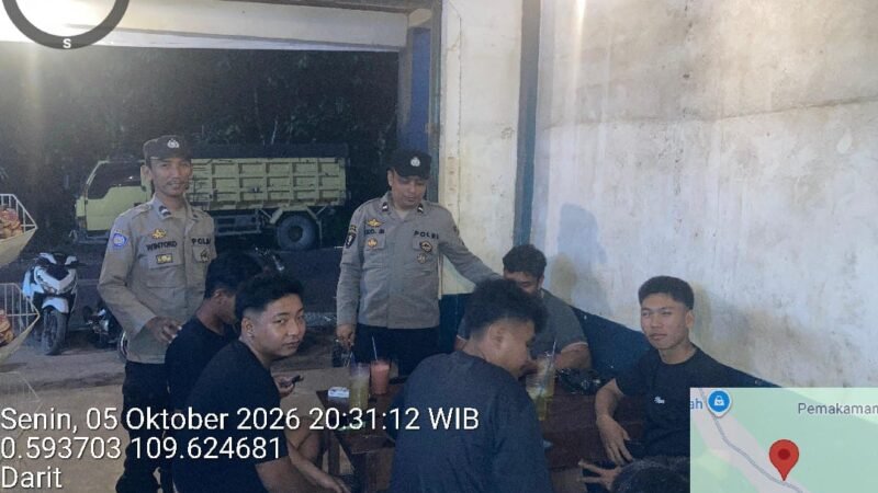Laksanakan Patroli Malam, Samapta Polsek Menyuke Berikan Imbauan Kamtibmas Kepada Warga