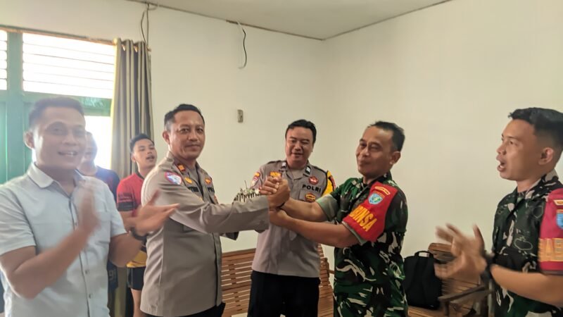 Sambangi Mako Koramil 1210-05/Menyuke, Kapolsek Ucapkan Selamat HUT TNI ke-81