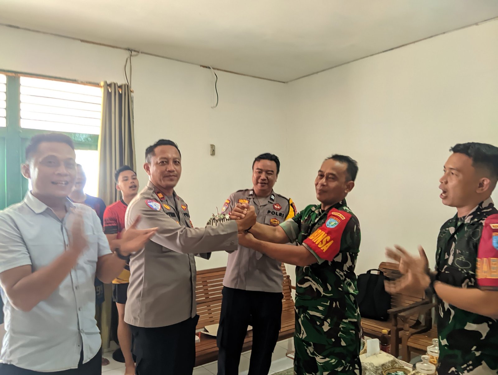Sambangi Mako Koramil 1210-05/Menyuke, Kapolsek Ucapkan Selamat HUT TNI ke-81