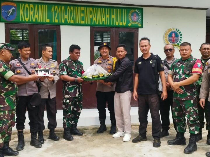 Perkuat Sinergitas TNI-Polri, Kapolsek Mempawah Hulu Bersama Anggota Sampaikan Ucapan HUT TNI ke-81