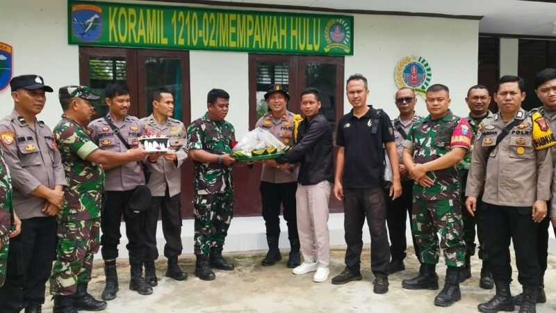 Perkuat Sinergitas TNI-Polri, Kapolsek Mempawah Hulu Bersama Anggota Sampaikan Ucapan HUT TNI ke-81