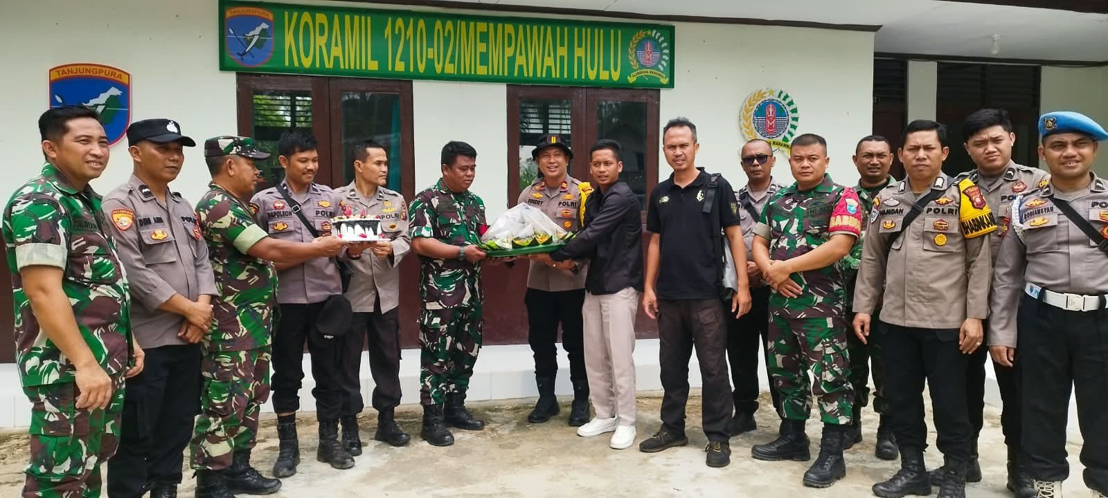 Perkuat Sinergitas TNI-Polri, Kapolsek Mempawah Hulu Bersama Anggota Sampaikan Ucapan HUT TNI ke-81