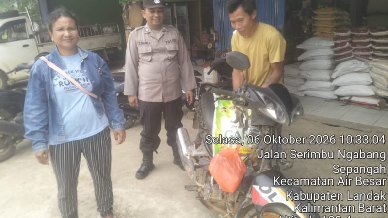 Tetap Hadir di Tengah Teriknya Matahari, Polisi Sapa Warga dan Ingatkan Bahaya Curanmor