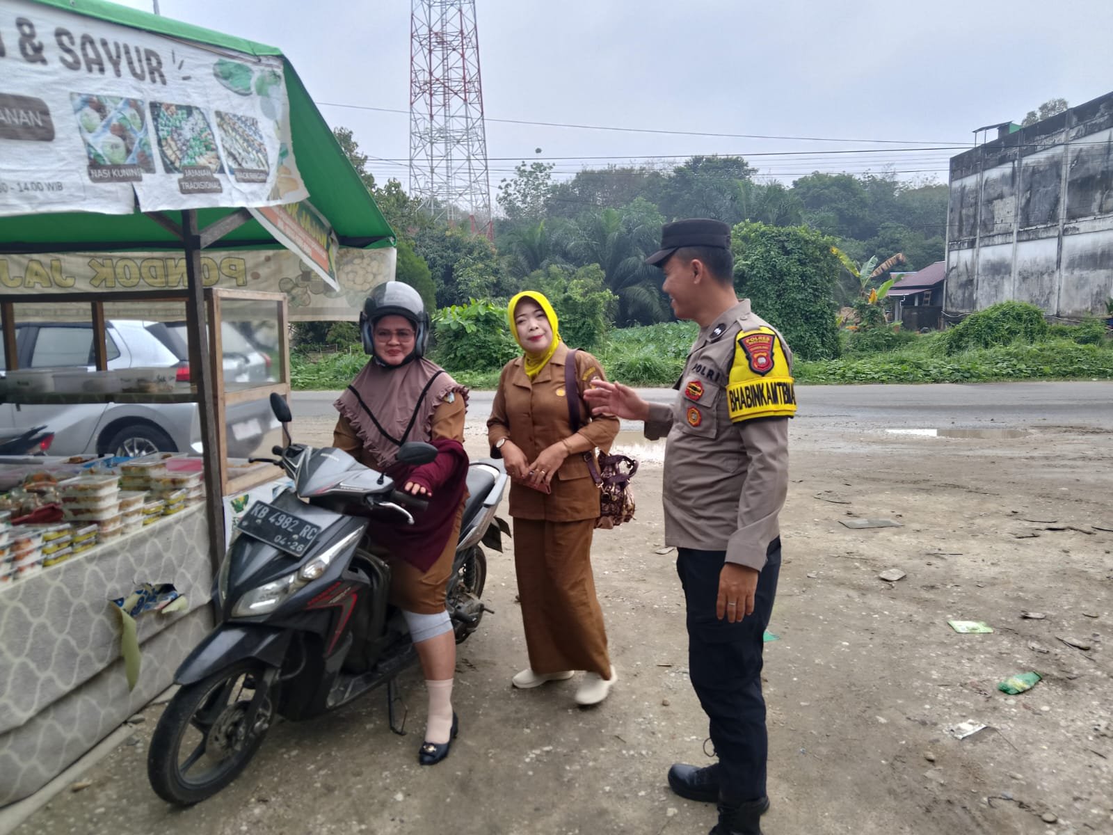 “Terik Matahari Tak Halangi Polisi Hadir di Tengah Warga, Pesan Kamtibmas Disampaikan”