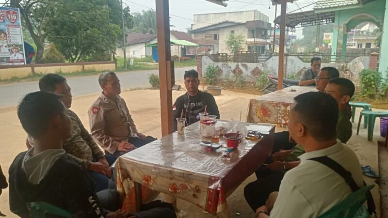 “Cegah Api Sebelum Membesar, Aiptu Parluhutan Sambangi Warga Ingatkan Bahaya Karhutla”