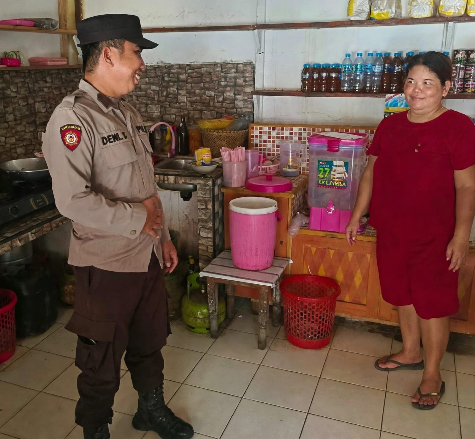 Patroli Siang, Polsek Kuala Behe Ingatkan Warga Tetap Waspada terhadap Orang Tak Dikenal
