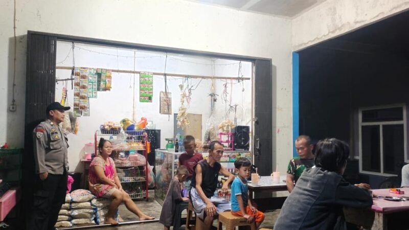 Warga Lagi Santai di Warung, Polisi Datang Ingatkan Bahaya Pencurian dan Modus Kejahatan Terbaru