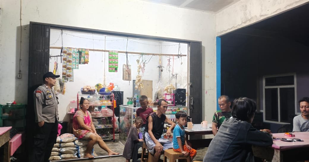 Warga Lagi Santai di Warung, Polisi Datang Ingatkan Bahaya Pencurian dan Modus Kejahatan Terbaru