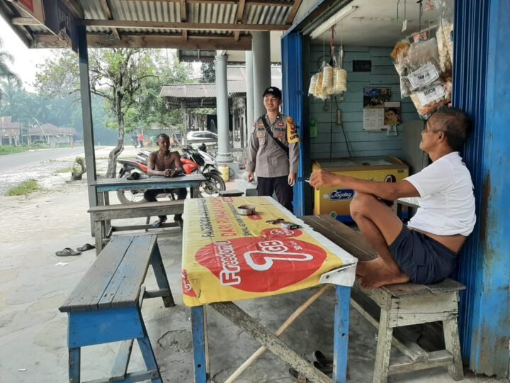 “Tak Kenal Lelah, Bhabinkamtibmas Polsek Mandor Sambangi Warga Jaga Kamtibmas”