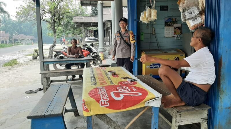 “Tak Kenal Lelah, Bhabinkamtibmas Polsek Mandor Sambangi Warga Jaga Kamtibmas”