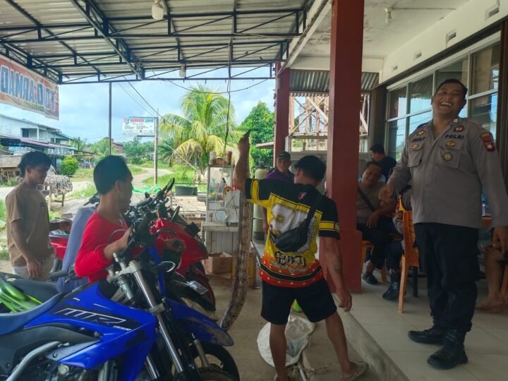 Polisi Sambangi Warga Saat Patroli Siang, Sampaikan Imbauan Cegah Penipuan dan Karhutla