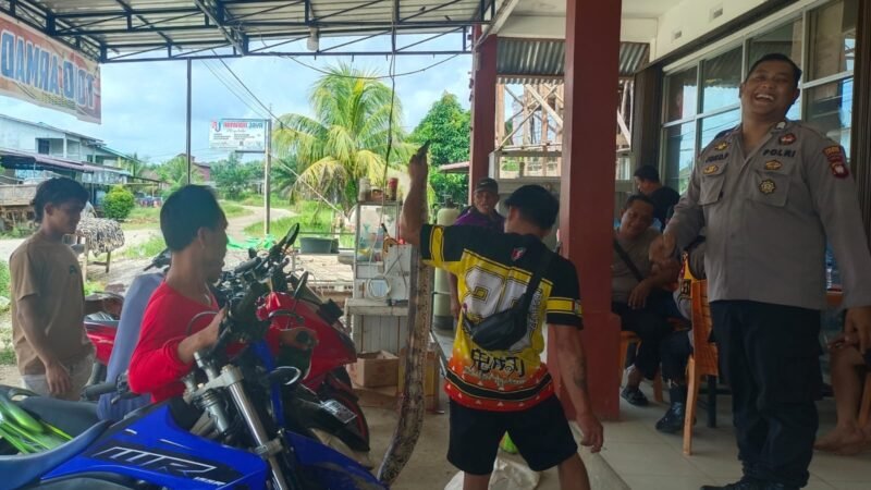Polisi Sambangi Warga Saat Patroli Siang, Sampaikan Imbauan Cegah Penipuan dan Karhutla
