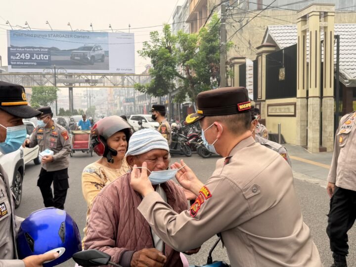Kondisi Kabut Asap Yang Semakin Pekat, Polres Lubuk Linggau Ambil Langkah Nyata Untuk Membagikan Masker Secara Gratis