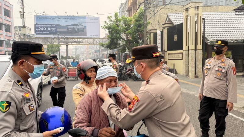 Kondisi Kabut Asap Yang Semakin Pekat, Polres Lubuk Linggau Ambil Langkah Nyata Untuk Membagikan Masker Secara Gratis