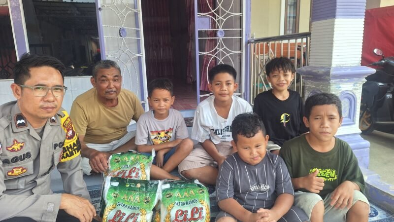 Sentuhan Kemanusiaan Polri di Jumat Berkah, Bhabinkamtibmas Salurkan Bantuan Beras Premium untuk Anak Yatim