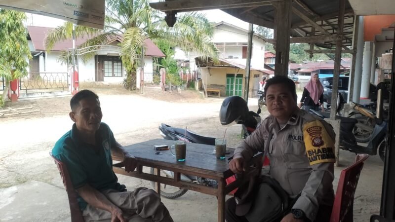 Dekat dengan Masyarakat, Bhabinkamtibmas Polsek Kuala Behe Ajak Warga Dukung Program Ketahanan Pangan Jagung