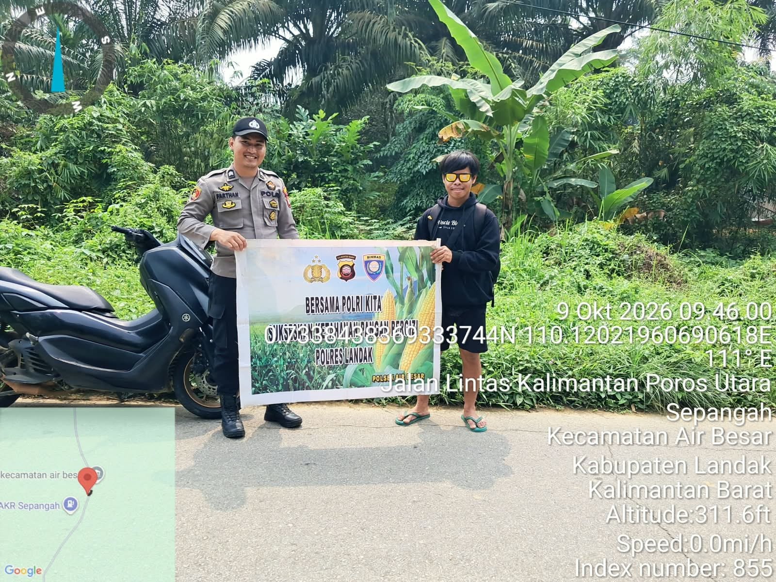 Bawa Banner Saat Patroli, Polsek Air Besar Kobarkan Semangat Ketahanan Pangan Jagung