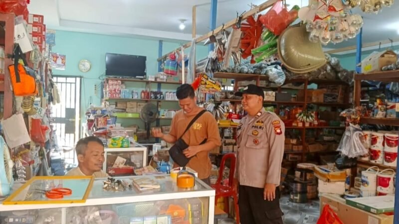 “Cegah Aksi Kejahatan, Polsek Sebangki Sambangi Toko Bangunan Saat Patroli Siang”