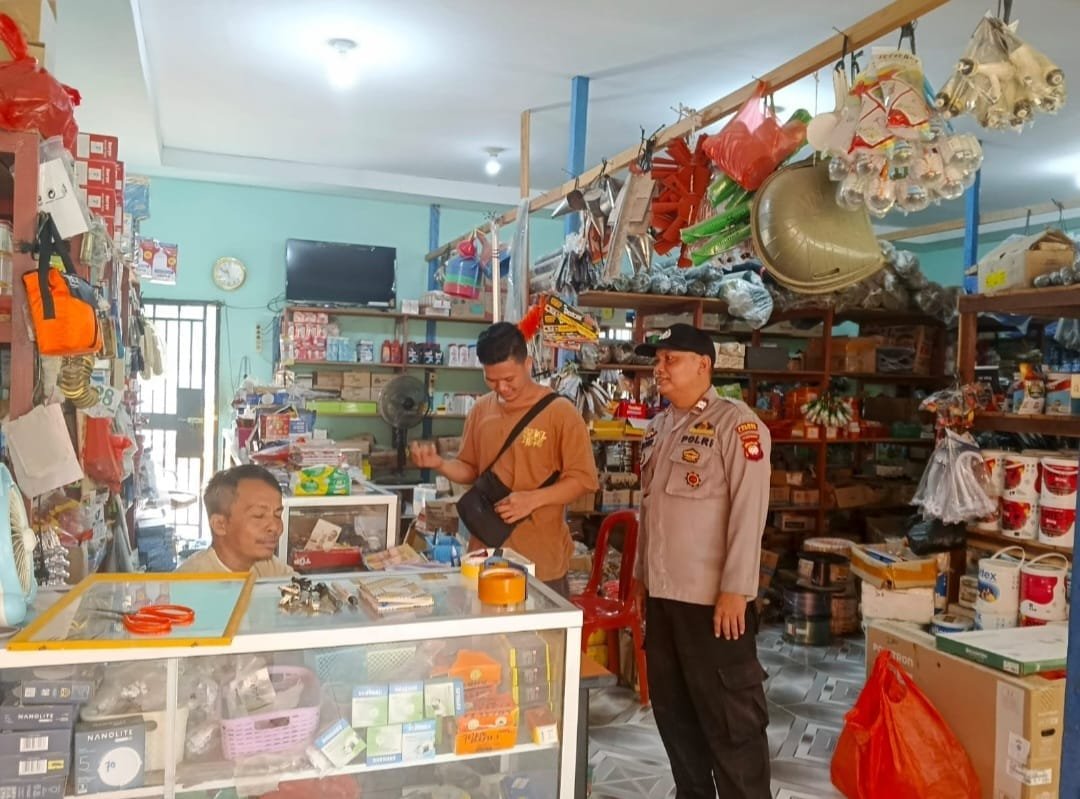 “Cegah Aksi Kejahatan, Polsek Sebangki Sambangi Toko Bangunan Saat Patroli Siang”