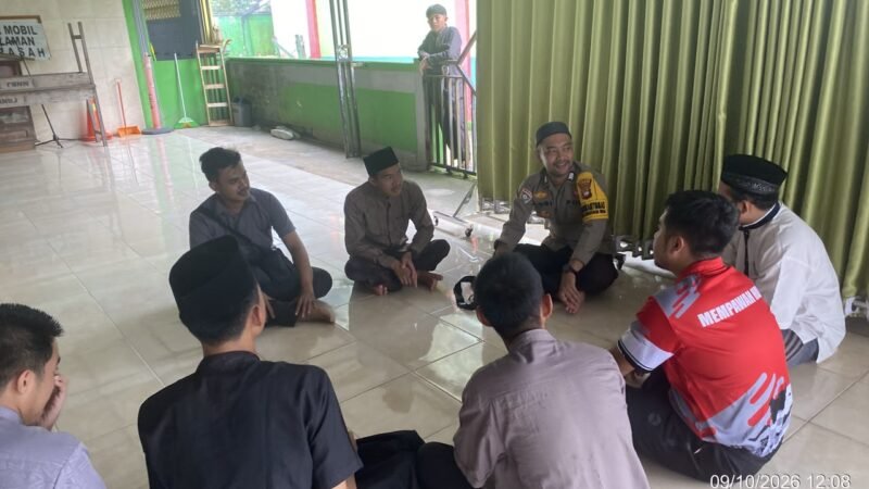 Bhabinkamtibmas Sampaikan Imbauan Kamtibmas kepada Jemaah Masjid Nurul Bustanul Jannah Desa Karangan