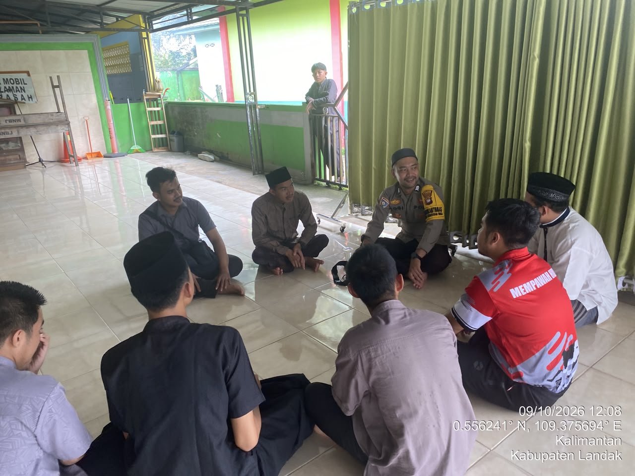 Bhabinkamtibmas Sampaikan Imbauan Kamtibmas kepada Jemaah Masjid Nurul Bustanul Jannah Desa Karangan