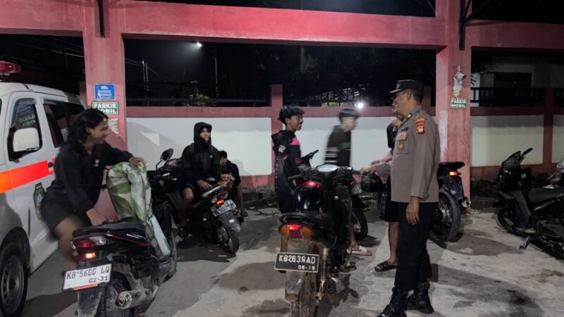 Cegah Aksi Pencurian, Polsek Mandor Sambangi Warga Saat Patroli Malam, Sampaikan Imbauan Kamtibmas
