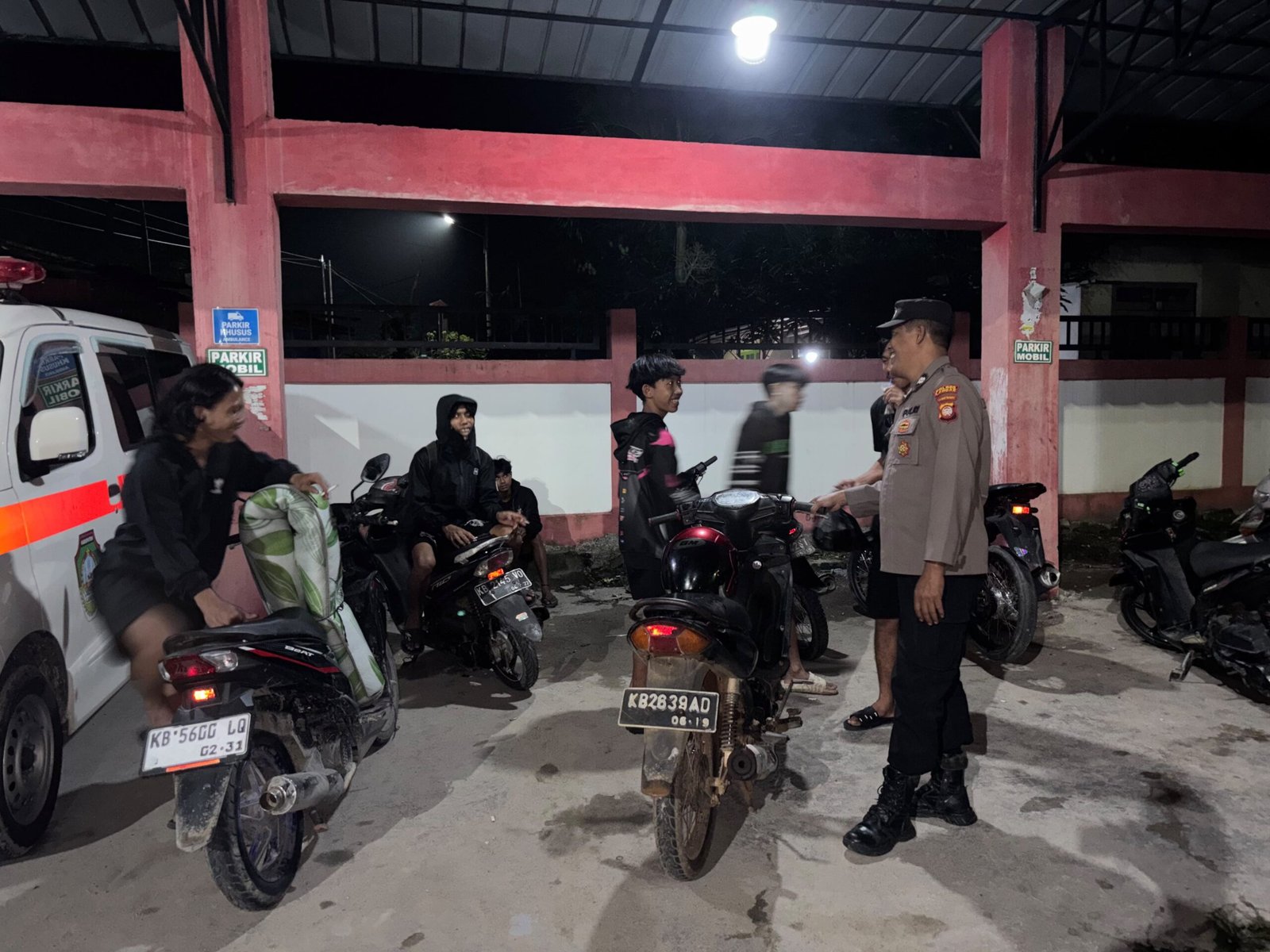 Cegah Aksi Pencurian, Polsek Mandor Sambangi Warga Saat Patroli Malam, Sampaikan Imbauan Kamtibmas