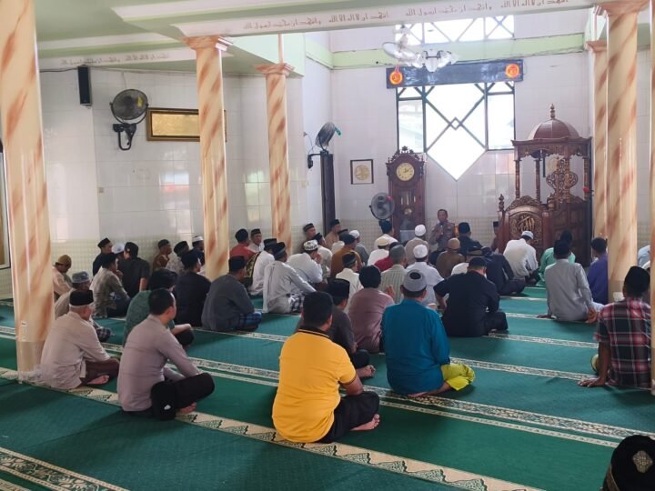 Kapolsek Menyuke Kunjungi Masjid Al-Ikhlas Darit Berikan Imbauan kamtibmas Kepada Warga