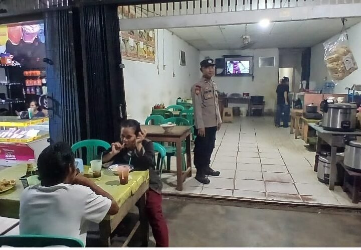 Patroli Malam Polsek Mandor Menyisir Titik Rawan Kejahatan, Warga Sambut Hangat Kehadiran Polisi