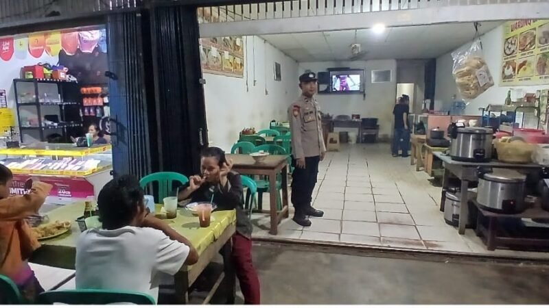 Patroli Malam Polsek Mandor Menyisir Titik Rawan Kejahatan, Warga Sambut Hangat Kehadiran Polisi