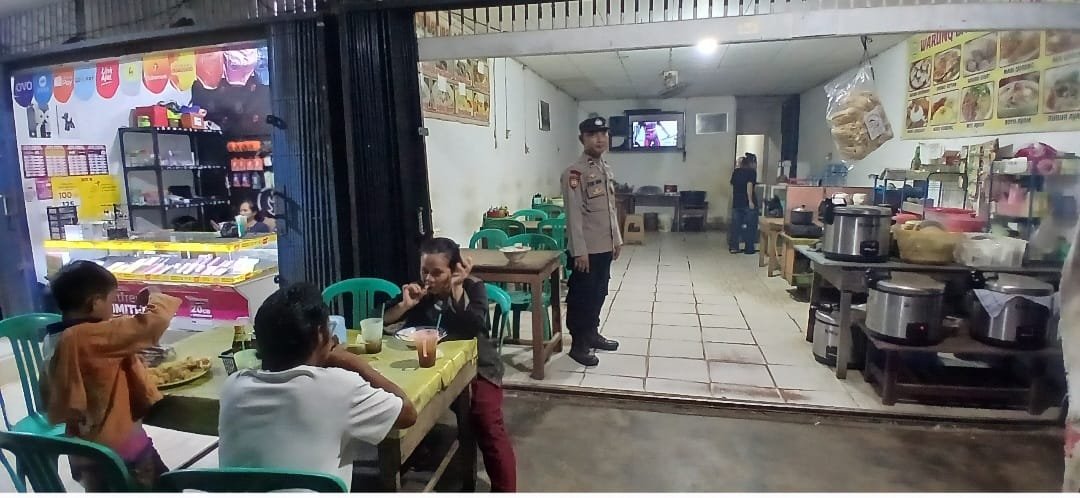 Patroli Malam Polsek Mandor Menyisir Titik Rawan Kejahatan, Warga Sambut Hangat Kehadiran Polisi