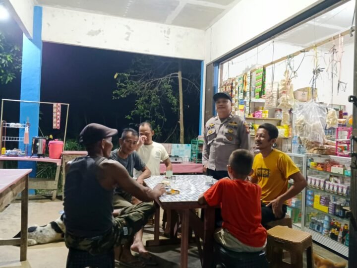 Malam Penuh Keakraban! Polisi Sebangki Turun Langsung, Sapa Warga Sambil Titip Pesan Kamtibmas