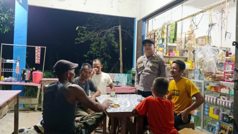 Malam Penuh Keakraban! Polisi Sebangki Turun Langsung, Sapa Warga Sambil Titip Pesan Kamtibmas