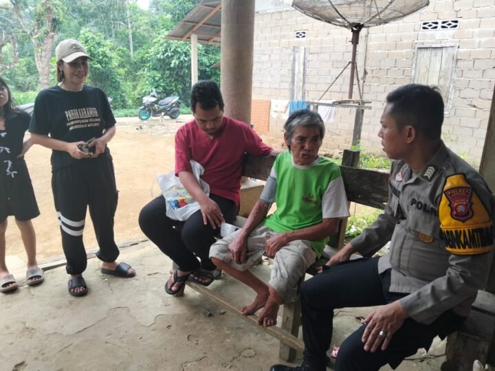 Sentuhan Humanis Polri, Polsek Mempawah Hulu Pastikan Kesehatan Lansia yang Ditemukan di Hutan