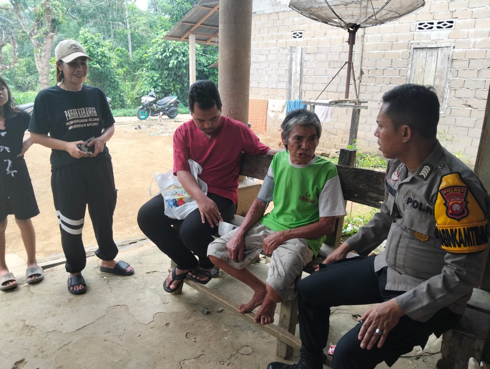 Sentuhan Humanis Polri, Polsek Mempawah Hulu Pastikan Kesehatan Lansia yang Ditemukan di Hutan