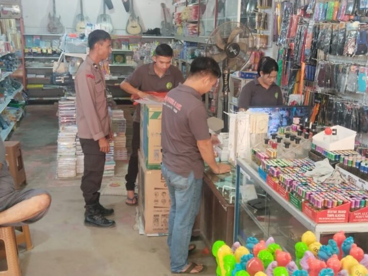 Sapa Warga Saat Berbelanja, Polisi Sengah Temila Sisipkan Pesan Penting: Waspada Modus Pencurian