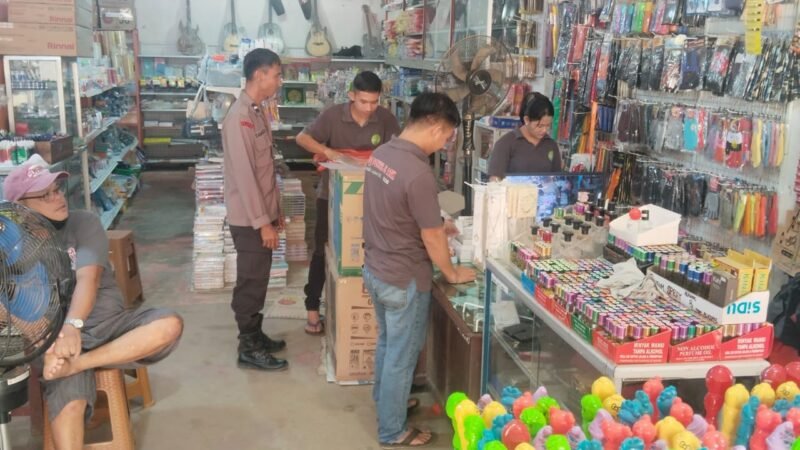 Sapa Warga Saat Berbelanja, Polisi Sengah Temila Sisipkan Pesan Penting: Waspada Modus Pencurian