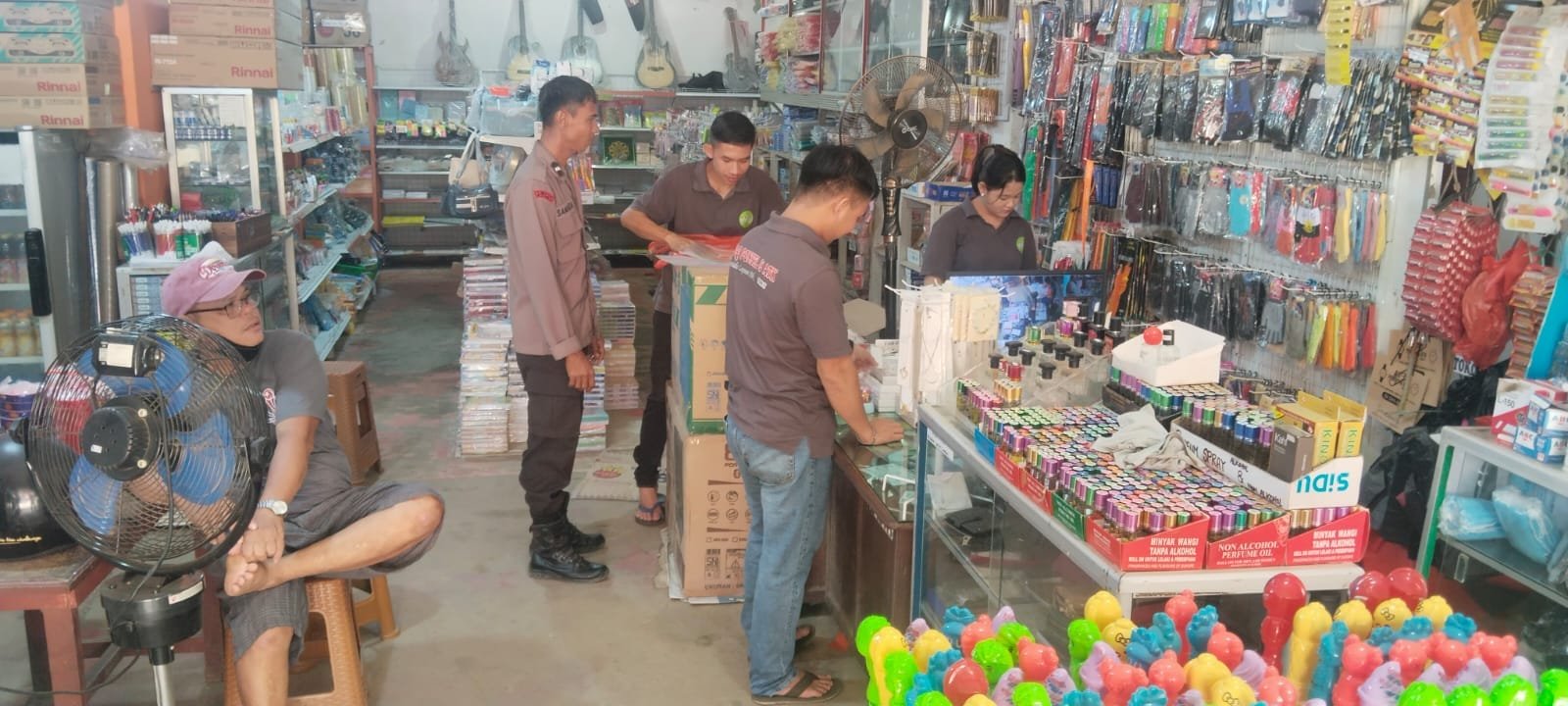 Sapa Warga Saat Berbelanja, Polisi Sengah Temila Sisipkan Pesan Penting: Waspada Modus Pencurian